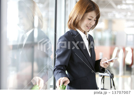スマートフォンを操作しているビジネスウーマン 13707007