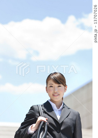 バッグを持ったビジネスウーマン バッグを持ったビジネスウーマン 13707026