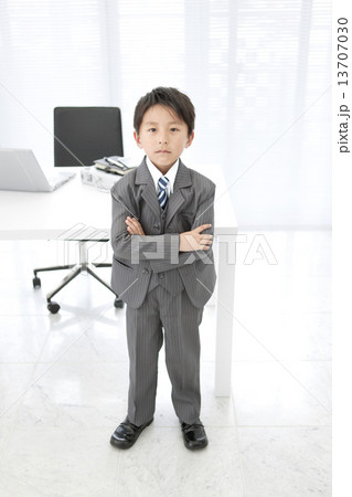 ビジネスマンの格好をしている男の子 ビジネスマンの格好をしている男の子 13707030