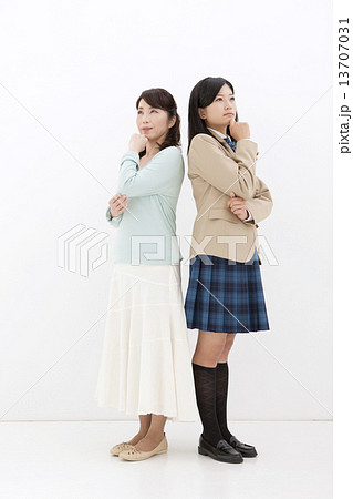 考える母娘 13707031