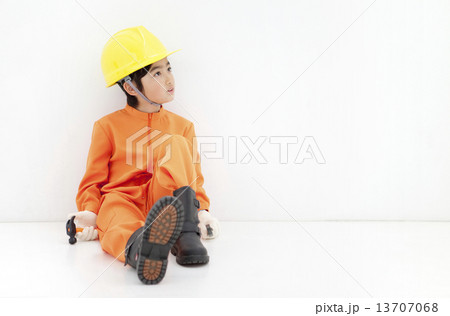作業員の格好をしている男の子 13707068