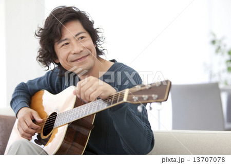ギターと中高年男性 13707078