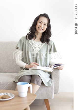 本を読む笑顔の女性 本を読む笑顔の女性 13707115
