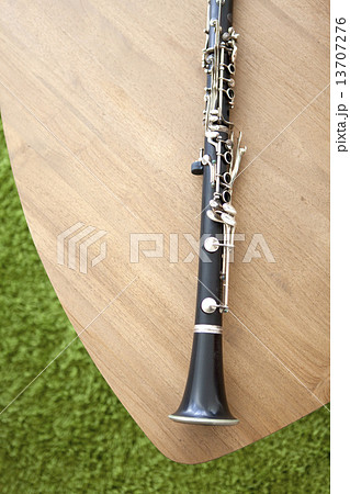テーブルの上のクラリネット 13707276