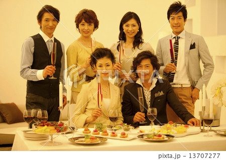 パーティーをする男女6人 13707277