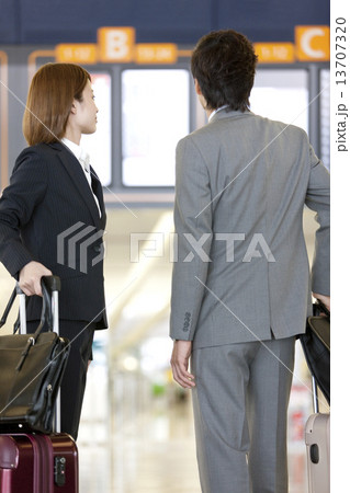 ビジネスマンとビジネスウーマンの後姿 ビジネスマンとビジネスウーマンの後姿 13707320