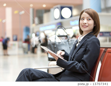 タブレットPCを操作しているビジネスウーマン 13707341