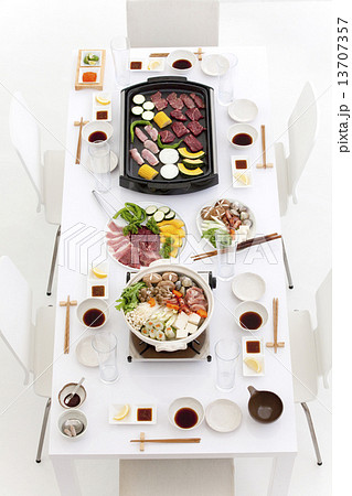 食卓の上の料理 13707357