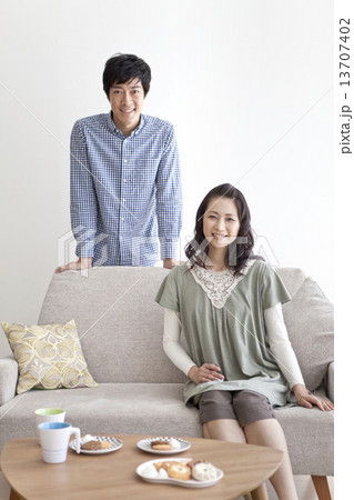 笑顔の夫婦 13707402