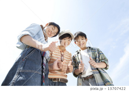 笑顔の男の子3人 笑顔の男の子3人 13707422
