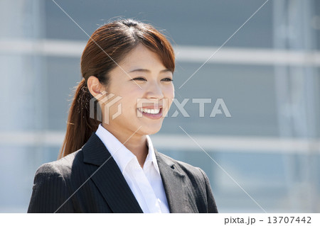 笑顔のビジネスウーマン 笑顔のビジネスウーマン 13707442