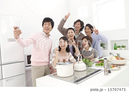 スマートフォンで写真を撮る中高年6人 スマートフォンで写真を撮る中高年6人 13707473