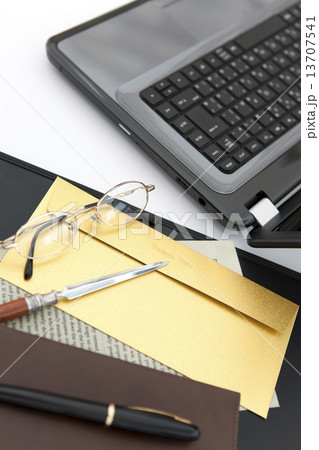 デスクの上のビジネス小物 13707541