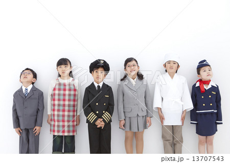コスチュームを着た子供6人 コスチュームを着た子供6人 13707543
