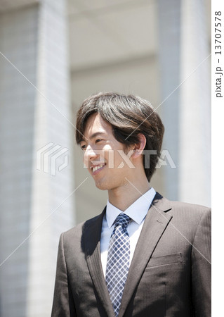 笑顔のビジネスマン 笑顔のビジネスマン 13707578
