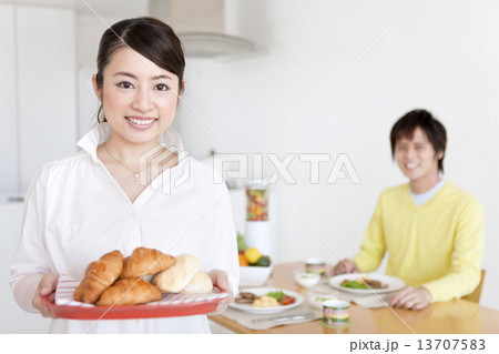 朝食の準備をする女性 13707583