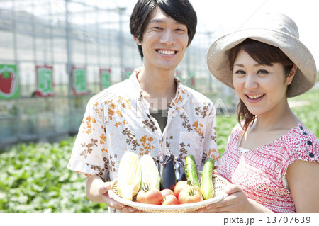 野菜を持っている笑顔のカップル 13707639