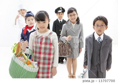 コスチュームを着た子供6人 コスチュームを着た子供6人 13707700