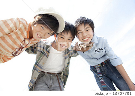 肩を組んでいる男の子3人の写真素材