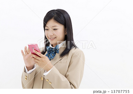 スマートフォンを操作する女子校生 13707755