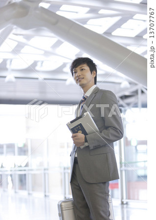 笑顔のビジネスマン 笑顔のビジネスマン 13707767