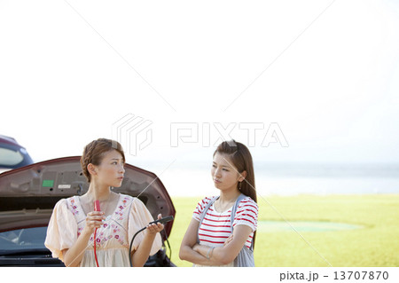 車の故障に困る女性2人 13707870