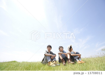芝生に座っている男の子3人 13708011