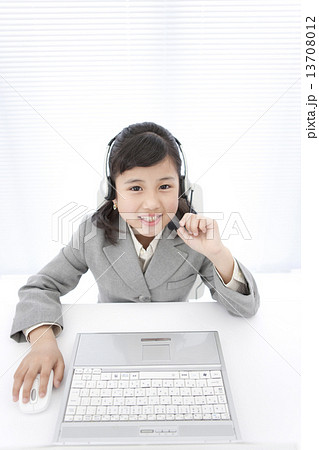 インカムで話をする女の子 インカムで話をする女の子 13708012