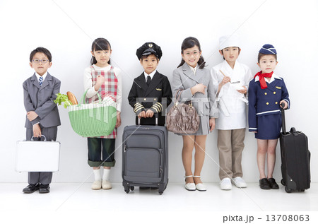 コスチュームを着た子供6人 13708063
