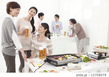 ホームパーティーをする中高年6人 ホームパーティーをする中高年6人 13708079