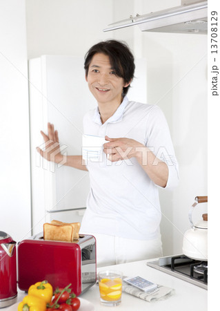 キッチンに立つ笑顔の中高年男性 キッチンに立つ笑顔の中高年男性 13708129