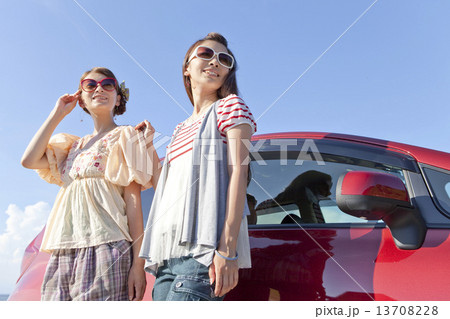 遠くを眺める女性2人 13708228