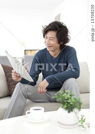 新聞を読んでいる中高年男性 13708230