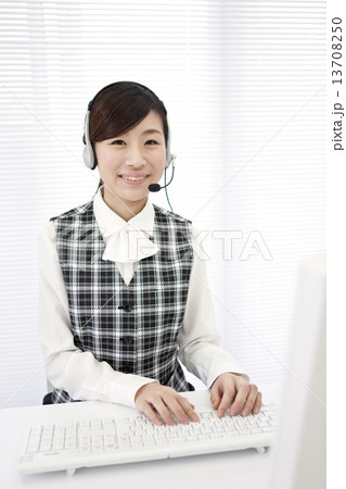 インカムをつけたビジネスウーマン 13708250