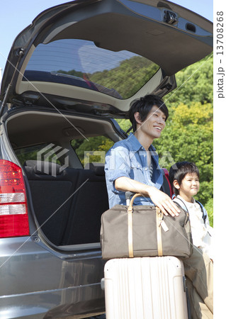 車のトランクに座る親子 13708268