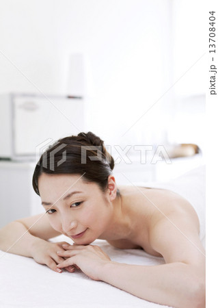 エステを受ける女性 エステを受ける女性 13708404