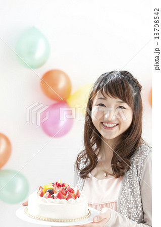 ケーキを持っている女性の写真素材