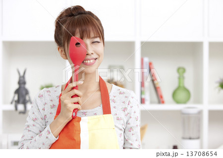 へらを持っている笑顔の女性 へらを持っている笑顔の女性 13708654