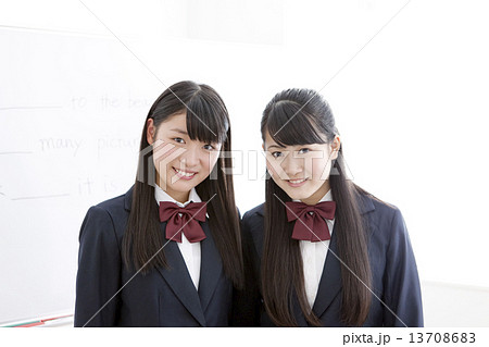 笑顔の女子学生2人 笑顔の女子学生2人 13708683