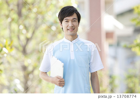 タブレットpcを持つ男性介護士の写真素材
