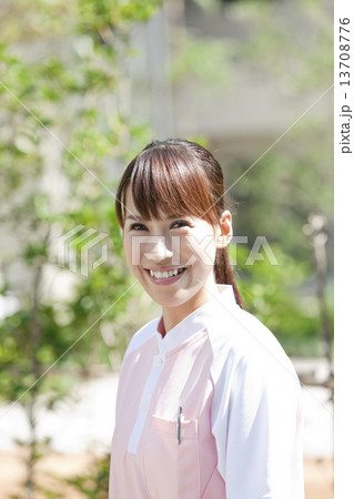 笑顔の女性介護士 13708776