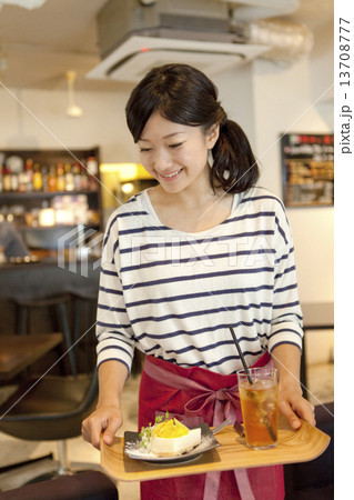 カフェで働く店員 カフェで働く店員 13708777