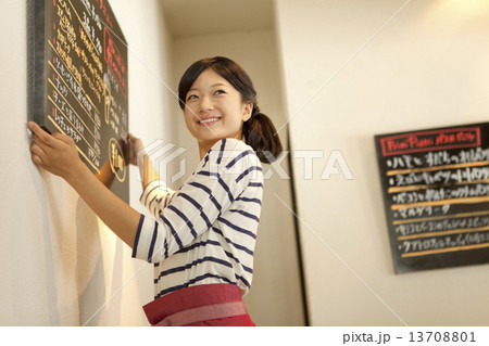 カフェで働く店員 カフェで働く店員 13708801