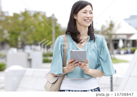 タブレットPCを操作している中高年女性 13708847