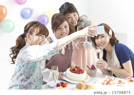 スマートフォンで写真を撮る女性4人 スマートフォンで写真を撮る女性4人 13708875