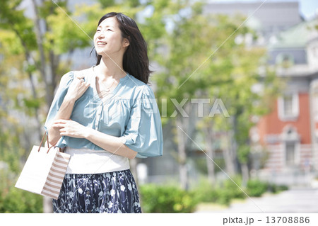買い物袋を持って歩く中高年女性 13708886