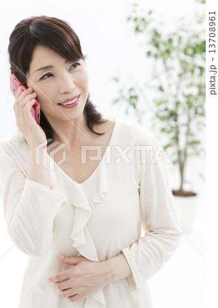 電話をする中高年女性 13708961