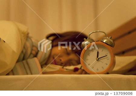 ベッドで眠っている女性 ベッドで眠っている女性 13709006