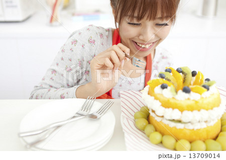 ケーキを食べようとしている女性 ケーキを食べようとしている女性 13709014