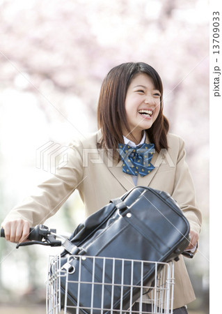 自転車を押している女子校生 13709033